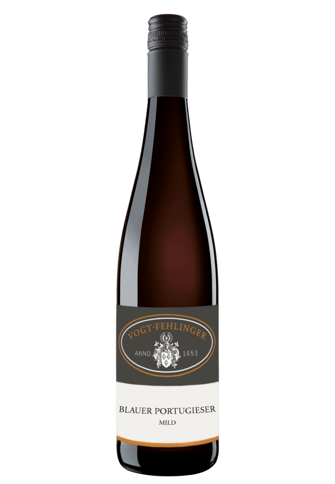 Eine Flasche Rotwein des Weingut Vogt-Fehlinger, Sorte Blauer Portugieser mild. Die Flasche hat ein dunkles Glas und einen schwarzen Schraubverschluss. Das Etikett ist zweigeteilt: Der obere Teil ist dunkelgrau mit einem goldenen Rahmen und zeigt das Logo des Weinguts sowie die Aufschrift „Vogt-Fehlinger, Anno 1653“. Der untere Teil ist hell mit schwarzer Schrift, die die Rebsorte „Blauer Portugieser“ und die Geschmacksrichtung „Mild“ angibt.